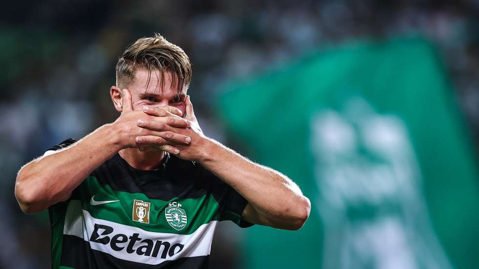Sporting player Vyktor Gyokeres celebrates after scoring a goal against Rio Ave during the First League Soccer match held at Alvalade Stadium, in Lisbon, Portugal, 9 August 2024. RODRIGO ANTUNES/LUSA