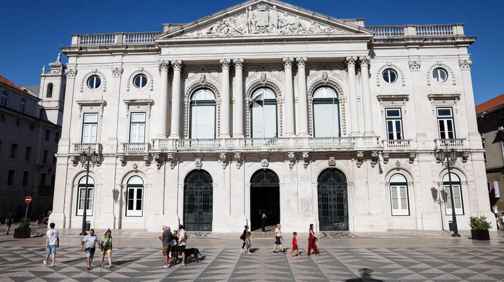 Turistas caminham em frente à Câmara Municipal de Lisboa, em Lisboa, 06 de agosto de 2024. Baixa. Turismo. Paços do Concelho. CML. ANTÓNIO PEDRO SANTOS/LUSA