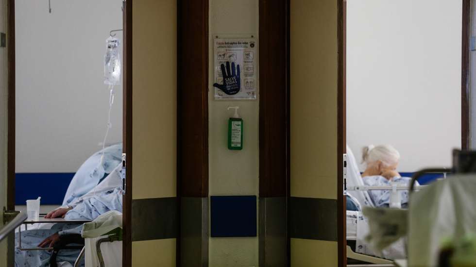 Pacientes hospitalizados na Área de Medicina 2 do Hospital Santa Maria em Lisboa, 27 de outubro de 2020. A urgência dedicada aos casos suspeitos de covid-19 do Hospital Santa Maria, em Lisboa, reflete a evolução da pandemia em Portugal com doentes a avolumarem-se à porta para realizar o teste e no interior a capacidade quase esgotada. O medo de perder o emprego leva muitos doentes com covid-19 a esconderem que estão infetados e a continuar a trabalhar, disseminando a doença que, nesta fase, começa a ser um caso também social e que leva a muitos internamentos no Santa Maria. (ACOMPANHA TEXTO DA LUSA DE 30 DE OUTUBRO DE 2020) TIAGO PETINGA/LUSA