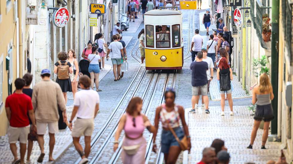 Turistas passeiam junto ao elevador da Bica, em Lisboa, 06 de agosto de 2024. Baixa. Turismo. Bica. Ascensor. ANTÓNIO PEDRO SANTOS/LUSA