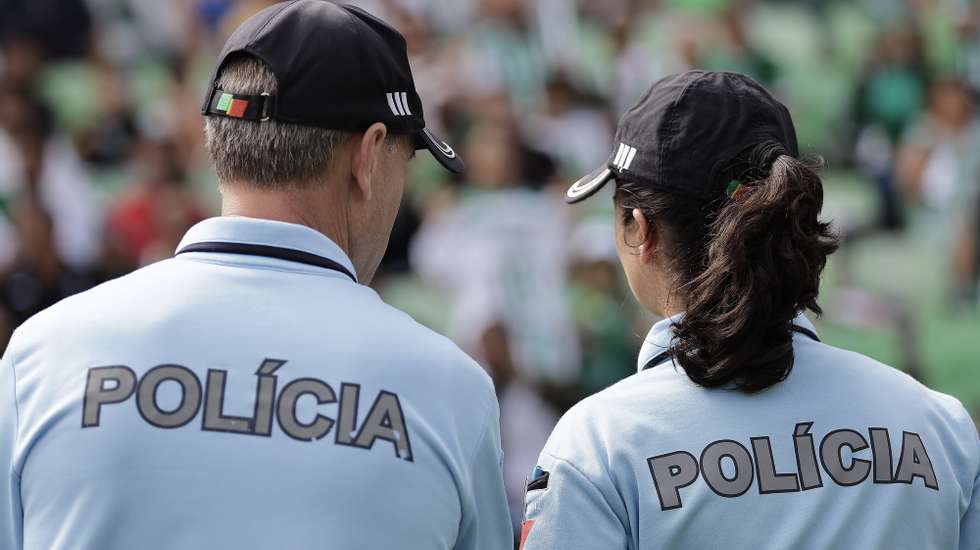 Elementos da PSP durante o jogo da 2ª jornada da I Liga de futebol, Rio Ave FC vs SC Farense, realizado no Estádio do Rio Ave Futebol Clube, 17 Agosto 2024, MANUEL FERNANDO ARAUJO/LUSA