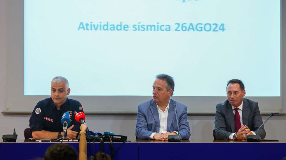 André Fernandes, comandante nacional da Proteção Civil (E),  acompanhado pelo secretário de Estado da Proteção Civil, Paulo Simões Ribeiro (C) e pelo presidente da Proteção Civil, Carlos Mourato Nunes (D),  durante o briefing sobre o ponto de situação do sismo de magnitude 5,3 na escala de Richter  registado às 05:11 e teve epicentro a 58 quilómetros a oeste de Sines, no distrito de Setúbal, não causou danos pessoais ou materiais até ao momento, segundo o Instituto Português do Mar e da Atmosfera (IPMA), 26 de agosto de 2024. TIAGO PETINGA/LUSA