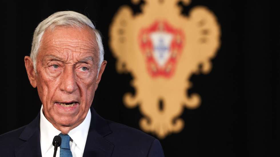 O Presidente da República, Marcelo Rebelo de Sousa, fala aos jornalistas no final de uma reunião com o ministro de Estado e dos Negócios Estrangeiros e primeiro-ministro em exercício, Paulo Rangel (ausente da fotografia), logo após da reunião do ministro com a proteção civil, na sequência do sismo de magnitude 5,3 na escala de Richter com epicentro a 58 quilómetros a oeste de Sines, no Palácio de Belém, em Lisboa, 26 de agosto de 2024. O sismo de magnitude 5,3 na escala de Richter foi registado às 05:11 e teve epicentro a 58 quilómetros a oeste de Sines, no distrito de Setúbal, e não causou danos pessoais ou materiais até ao momento, segundo o Instituto Português do Mar e da Atmosfera (IPMA). TIAGO PETINGA/LUSA