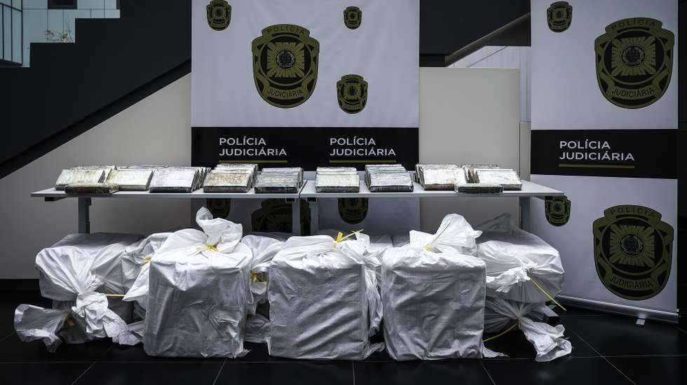 Mais de 6,5 toneladas de cocaína apreendida pela Polícia Judiciária na operação 'Tártaro', que entrou em território nacional por via marítima, num armazém da região centro, no edifício Sede da PJ, em Lisboa, 30 de agosto de 2024. RODRIGO ANTUNES/LUSA