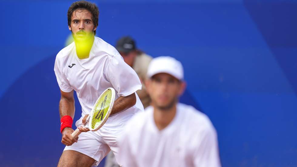 Os tenistas portugueses Francisco Cabral e Nuno Borges, durante a partida dos oitavos de final nos Jogos Olímpicos de Paris 2024 contra os alemães Jan Lennard Struff e Dominik Koepfer, em Paris, França, 30 de julho de 2024. HUGO DELGADO/LUSA