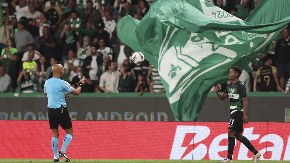 epa11576618 Sporting CP player Geny Catamo (R) celebrates after scoring the 2-0 goal during the Portuguese First League soccer match between Sporting CP and FC Porto at Alvalade Stadium in Lisbon, Portugal, 31 August 2024.  EPA/MANUEL DE ALMEIDA