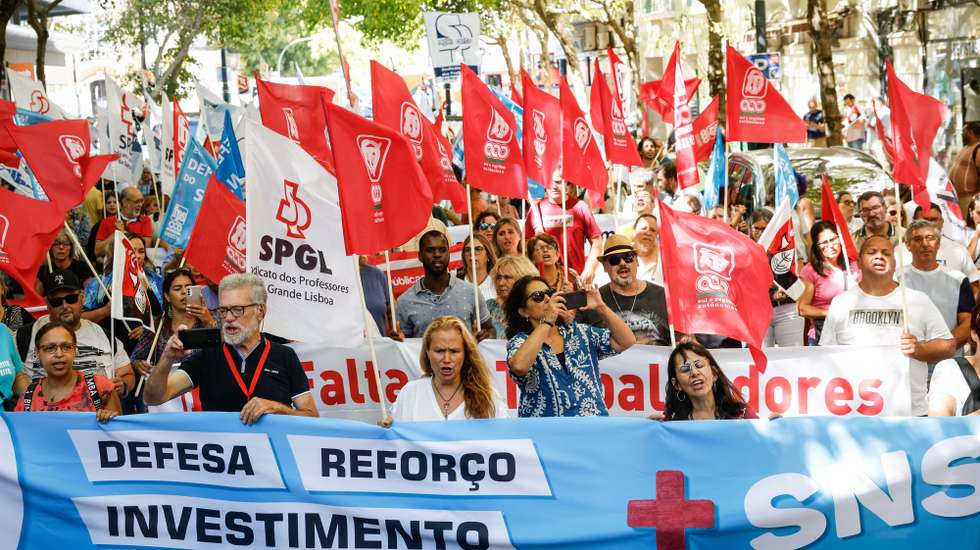 Delegados, dirigentes e ativistas sindicais protestam em frente ao Ministério da Saúde em defesa do SNS - Serviço Nacional de Saúde, em Lisboa, 13 de setembro de 2024. ANTÓNIO PEDRO SANTOS/LUSA