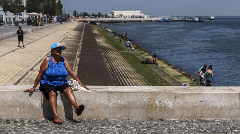 Uma mulher apanha sol na Avenida Ribeira das Naus, em Lisboa, 24 de junho de 2023. Segundo o Instituto do Mar e da Atmosfera (IPMA), as temperaturas poderão chegar aos 40 graus em várias zonas do país até à próxima quinta-feira, dia 29 de junho. JOSÉ SENA GOULÃO/LUSA