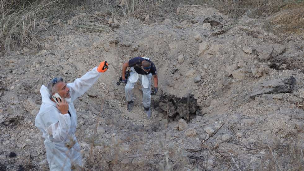 epaselect epa11605236 Israel Police Bomb Disposal Unit examines the scene of a surface-to-surface missile hit near Kfar Daniel, central Israel, 15 September 2024. According to the Israeli Defence Forces (IDF) a surface-to-surface missile fired from Yemen landed in an open field outside the village of Kfar Daniel. No injuries were reported, the IDF added.  EPA/ABIR SULTAN