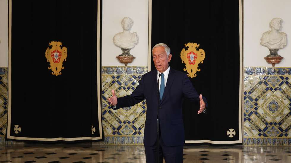 O Presidente da República, Marcelo Rebelo de Sousa, fala aos jornalistas no final de uma reunião com o ministro de Estado e dos Negócios Estrangeiros e primeiro-ministro em exercício, Paulo Rangel (ausente da fotografia), logo após da reunião do ministro com a proteção civil, na sequência do sismo de magnitude 5,3 na escala de Richter com epicentro a 58 quilómetros a oeste de Sines, no Palácio de Belém, em Lisboa, 26 de agosto de 2024. O sismo de magnitude 5,3 na escala de Richter foi registado às 05:11 e teve epicentro a 58 quilómetros a oeste de Sines, no distrito de Setúbal, e não causou danos pessoais ou materiais até ao momento, segundo o Instituto Português do Mar e da Atmosfera (IPMA). TIAGO PETINGA/LUSA
