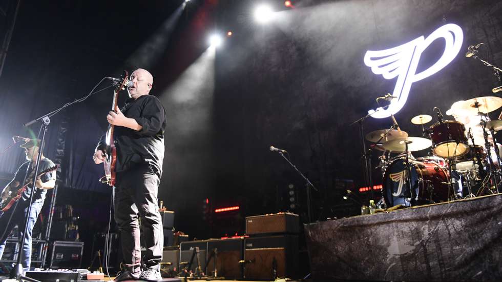 epa11504942 The Pixies perform during a concert at Noches del Botanico Festival in Madrid, Spain 28 July 2024.  EPA/VÃ­ctor Lerena