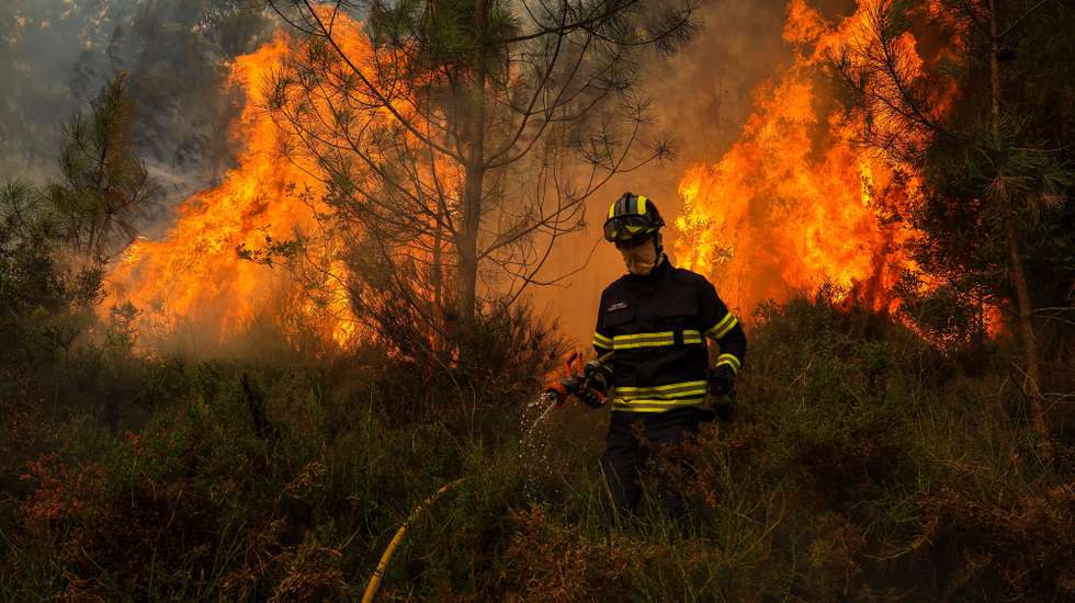 Um bombeiro durante o combate ao incêndio em Medas, Gondomar, 18 de setembro de 2024. Sete pessoas morreram e 40 ficaram feridas, duas com gravidade, nos incêndios que atingem desde domingo as regiões Norte e Centro do país, nos distritos de Aveiro, Porto, Vila Real e Viseu, e que destruíram dezenas de casas e obrigaram a cortar estradas e autoestradas, como a A1, A25 e A13. JOSE COELHO/LUSA