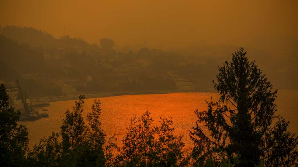 Vista do rio Douro durante os incêndios em Medas, Gondomar, 18 de setembro de 2024. Sete pessoas morreram e 40 ficaram feridas, duas com gravidade, nos incêndios que atingem desde domingo as regiões Norte e Centro do país, nos distritos de Aveiro, Porto, Vila Real e Viseu, e que destruíram dezenas de casas e obrigaram a cortar estradas e autoestradas, como a A1, A25 e A13. JOSE COELHO/LUSA