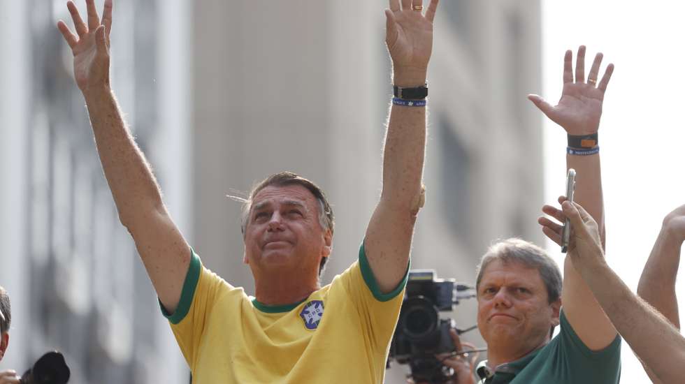 epa11592357 Former Brazilian president Jair Bolsonaro (L) greets supporters during a demonstration on Paulista Avenue in Sao Paulo, Brazil, 07 September 2024. Bolsonaro once again lashed out at the judiciary, calling the Supreme Court magistrate investigating him and tycoon Elon Musk in a trial for the massive dissemination of false news, a 'dictator'. Supporters of Bolsonaro rallied in the heart of Sao Paulo to demand the dismissal of the Supreme Court judge who suspended the social network X, due to Elon Musk's continued contempt of court.  EPA/Sebastiao Moreira