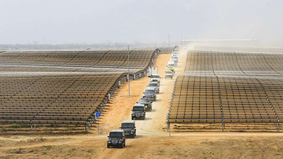 O primeiro-ministro de Portugal, Luís Montenegro (ausente da fotografia), visitou hoje  a maior central solar fotovoltaica de Angola, Central Solar do Biópio, no último dia da visita oficial de três dias a Angola, em Benguela, Angola, 25 de julho de 2024. A visita tem como objetivo de fortalecer as relações políticas, económicas e culturais e tornar mais regulares e intensos os contactos entre os executivos dos dois países. AMPE ROGÉRIO/LUSA