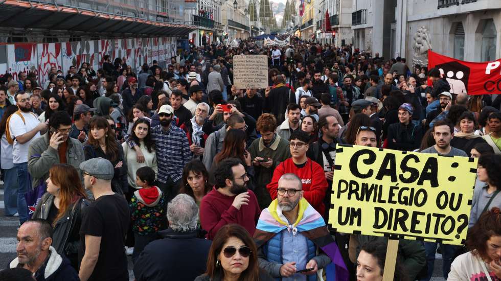 Manifestações da plataforma 'Casa Para Viver', em defesa do direito à habitação, contra o agravamento da crise de habitação e contra aumento das rendas e a falta de resposta do Governo, esta tarde em Lisboa, 27 de janeiro de 2024. MIGUEL A. LOPES/LUSA