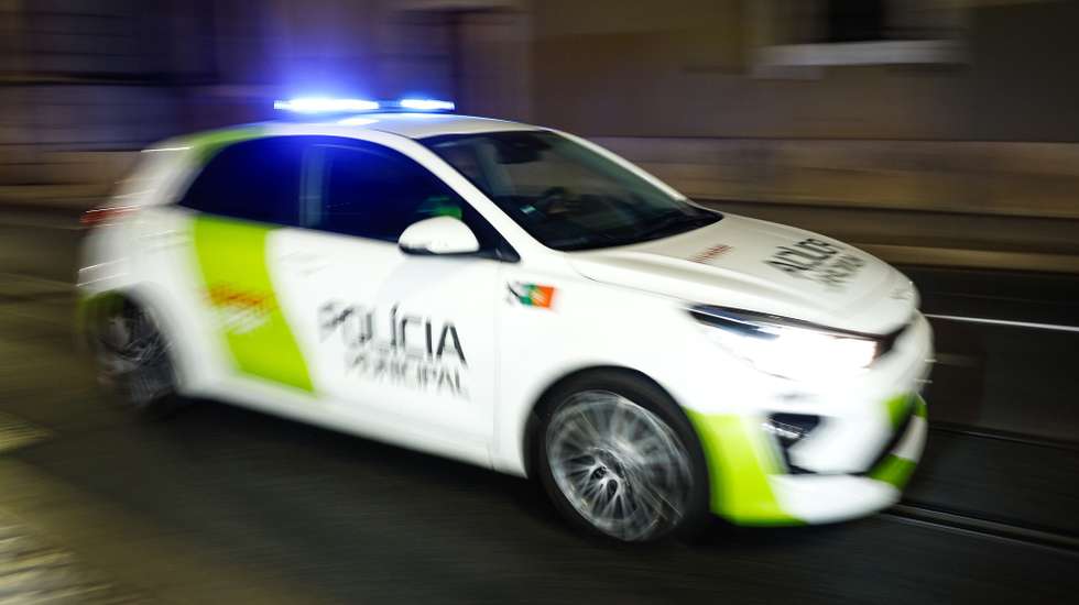 Um automóvel da Polícia Municipal circula na Baixa, em Lisboa, 07 de agosto de 2024. ANTÓNIO PEDRO SANTOS/LUSA