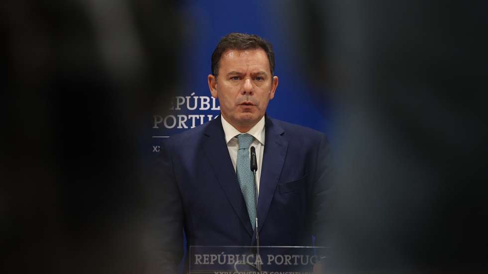 O primeiro-ministro, Luís Montenegro, durante o briefing de conclusão da reunião do Conselho de Ministros, no âmbito do Pacote Mobilidade Verde, para a melhoria da mobilidade de passageiros e mercadorias, Entroncamento, 04 de outubro de 2024. TIAGO PETINGA/LUSA