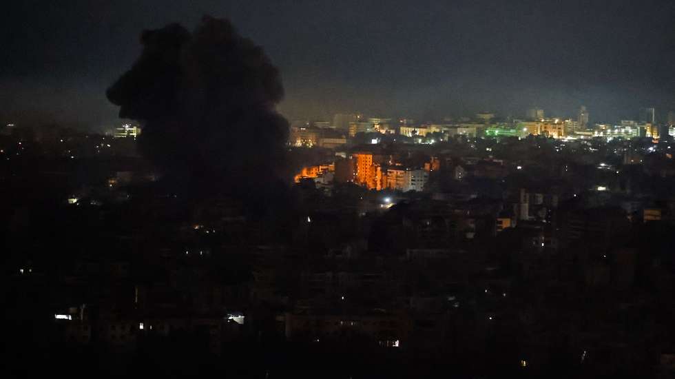 Explosões esta madrugada nos subúrbios de Beirute, depois do exército israelita ter emitido ordens de evacuação para vários subúrbios da capital do Líbano, Beirute, 5 de outubro de 2024.As hostilidades na região do Médio Oriente eclodiram depois de o movimento islamita palestiniano Hamas ter atacado Israel, a 07 de outubro de 2023, causando cerca de 1.200 mortos e mais de 250 reféns, segundo as autoridades israelitas. JOÃO RELVAS/LUSA