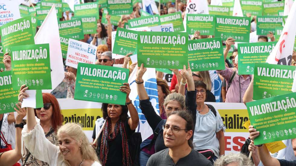 Professores protestam durante uma manifestação organizada pela Federação Nacional dos Professores (Fenprof), entre o Rossio e o Largo Camões, em Lisboa, 05 de outubro de 2024. Este ano, as organizações internacionais (UNESCO, UNICEF, OIT e Internacional de Educação) escolheram como lema "Dar voz aos Professores", uma mensagem dirigida a governos que, promovendo ou não processos ditos negociais, acabam por decidir de acordo com os seus interesses e intenções, ignorando as propostas apresentadas pelas suas organizações sindicais. ANTÓNIO PEDRO SANTOS/LUSA