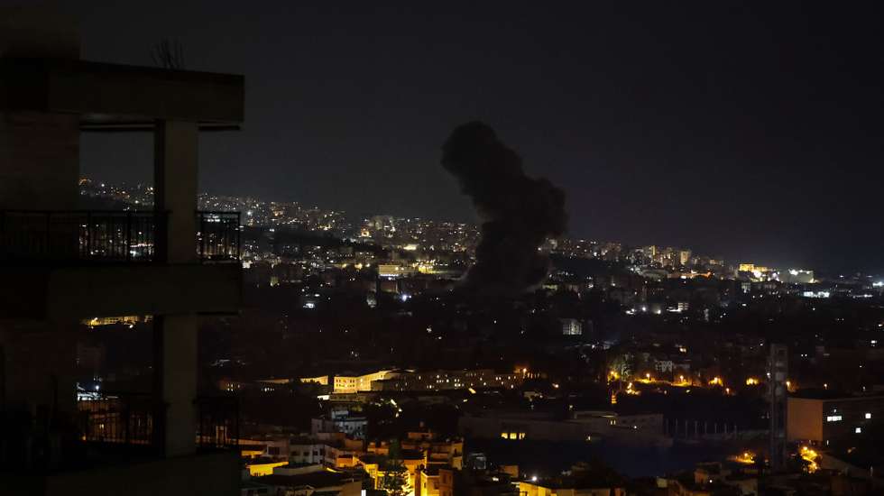 Explosões esta madrugada nos subúrbios de Beirute, depois do exército israelita ter emitido ordens de evacuação para vários subúrbios da capital do Líbano, Beirute, 5 de outubro de 2024.As hostilidades na região do Médio Oriente eclodiram depois de o movimento islamita palestiniano Hamas ter atacado Israel, a 07 de outubro de 2023, causando cerca de 1.200 mortos e mais de 250 reféns, segundo as autoridades israelitas. JOÃO RELVAS/LUSA
