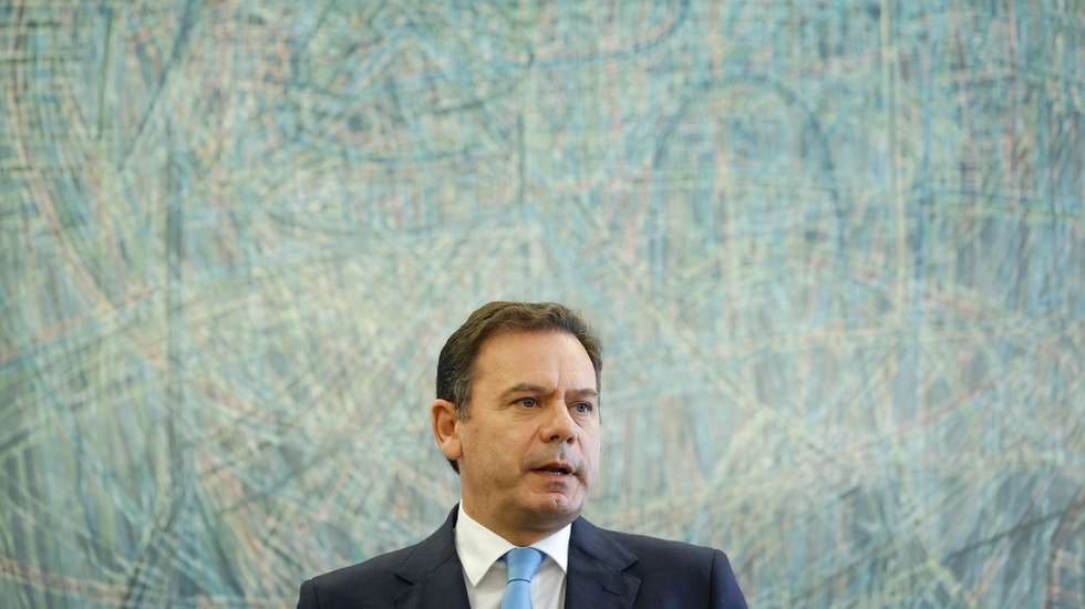 O primeiro-ministro, Luís Montenegro, discursa durante uma receção oferecida aos conselheiros presentes na reunião plenária do Conselho das Comunidades Portuguesas (CCP) no Palácio de São Bento, em Lisboa, 08 de outubro de 2024. ANTÓNIO PEDRO SANTOS/LUSA