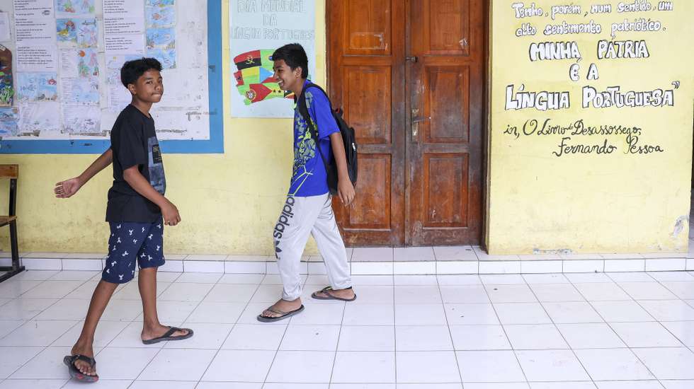 Crianças participam numa iniciativa dos governos português e timorense no Centro de Aprendizagem e Formação Escolar (CAFE) de Baucau, que levou à construção de um destes estabelecimentos de ensino em cada um dos 13 distritos timorenses e na região administrativa especial de Oecusse, mas dizem que só falam português na escola, em Baucau, Timor-Leste, 24 de agosto de 2024. (ACOMPANHA TEXTO DA LUSA DO DIA 31 DE AGOSTO DE 2024). PAULO NOVAIS/LUSA
