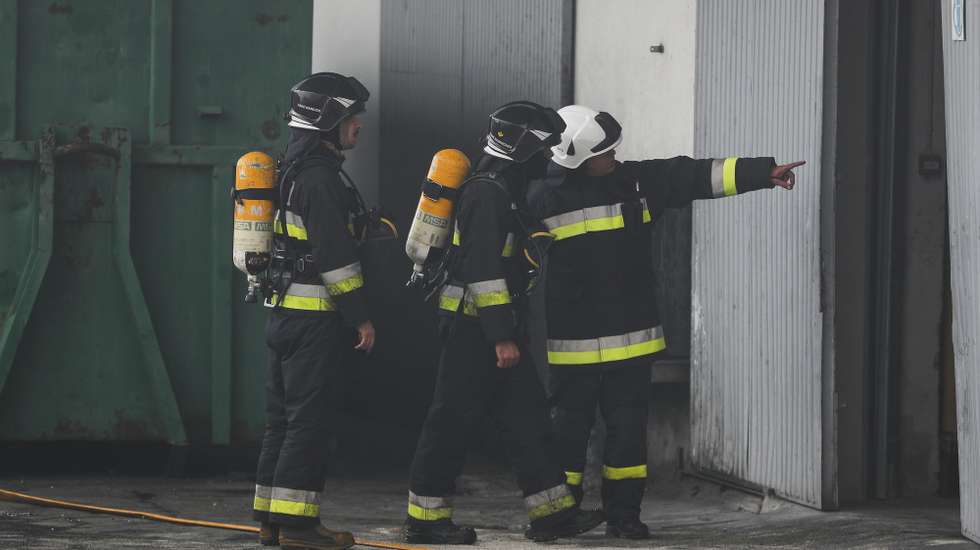 Bombeiros combatem incêndio em fábrica de plástico Compogal Indústria de Polímeros, SA, na zona urbana de Leiria, 02 de novembro de 2023. PAULO CUNHA/LUSA