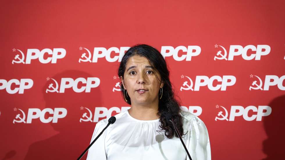 A presidente do grupo parlamentar do Partido Comunista Português (PCP), Paula Santos, durante uma conferência de imprensa para apresentar as conclusões das Jornadas Parlamentares, em Lisboa, 15 de outubro de 2024. RODRIGO ANTUNES/LUSA