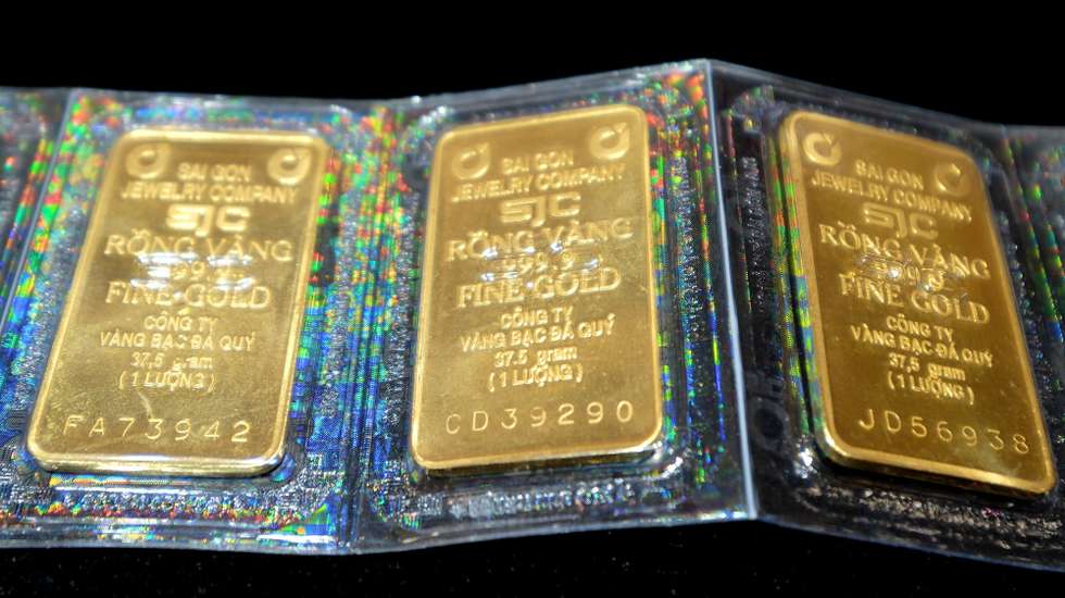 epa11269012 Gold bars are displayed for sale at a jewelry shop in Hanoi, Vietnam, 10 April 2024. The price of gold in Vietnam has soared to record high price recently. Vietnamese Prime Minister Pham Minh Chinh ordered the central bank to take measures to stabilize the market and narrow the price gap between the international and domestic gold rate.  EPA/LUONG THAI LINH