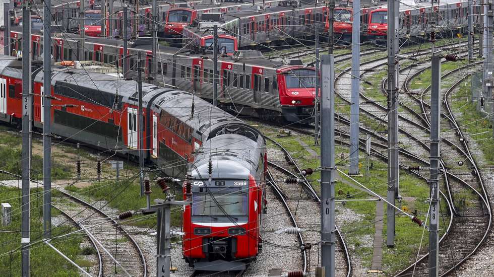 A greve dos trabalhadores da Infraestruturas de Portugal (IP) levou hoje à supressão de 140 comboios de 252 programados (55,6%) pela CP, entre as 00:00 e as 08:00, segundo dados da transportadora, 2 de janeiro de 2024 em Lisboa. Os trabalhadores da Infraestruturas de Portugal (IP) cumprem hoje o primeiro de dois de greve intercalados, tendo sido decretados serviços mínimos. TIAGO PETINGA/LUSA