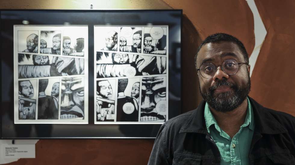 O autor brasileiro de banda desenhada, Marcelo d’Salete, durante uma entrevista à Agência Lusa a propósito da obra publicada e de uma exposição no âmbito do festival Amadora BD, 17 de outubro de 2024. O festival Amadora BD abre ao público no dia 19 de outubro. (ACOMPANHA TEXTO DE 19 DE OUTUBRO DE 2024). CARLOS M. ALMEIDA/LUSA