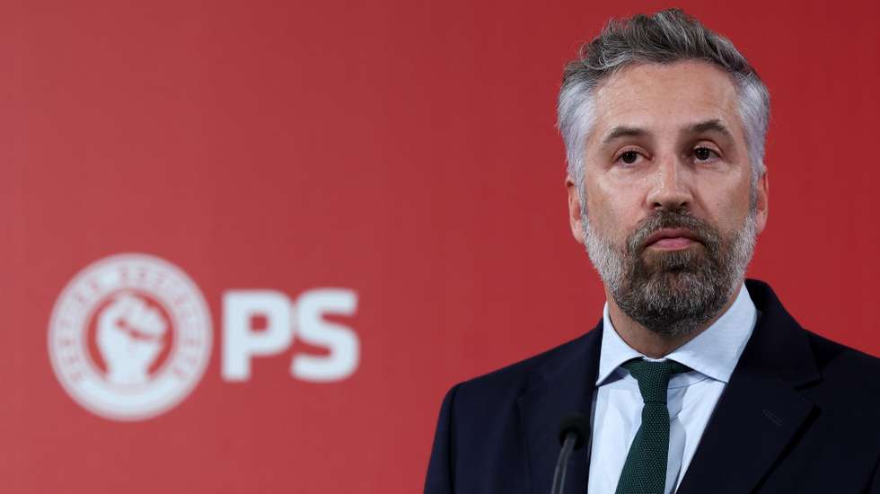 O secretário-geral do Partido Socialista (PS), Pedro Nuno Santos, presta declarações a propósito do Orçamento do Estado para 2025  na sede nacional do Partido Socialista, Lisboa, 17 de outubro de 2024.  ANTÓNIO COTRIM/LUSA