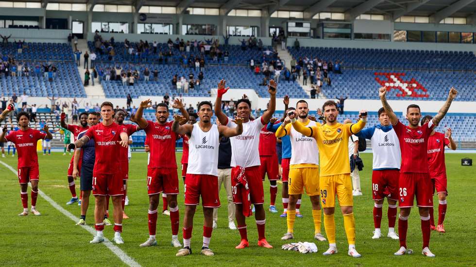 Os jogadores do Gil Vicente festejam após vencer o jogo da 3ª eliminatória da Taça de Portugal entre o Belenenses e o Gil Vicente, no Estádio do Restelo, em Lisboa, 19 de outubro de 2024. JOSE SENA GOULAO/LUSA