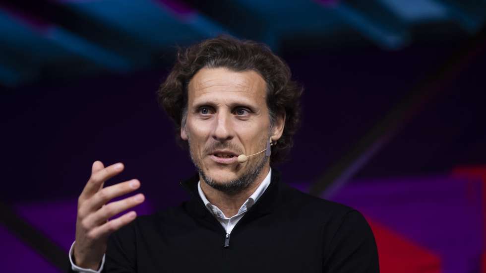 epa10281702 Uruguayan former footballer Diego Forlan participates in a talk at Web Summit, at Parque das Nacoes, Lisbon, Portugal, 02 November 2022. The Web Summit, considered the largest event of startups and technological entrepreneurship in the world, takes place from 01 to 04 November in Lisbon.  EPA/JOSE SENA GOULAO