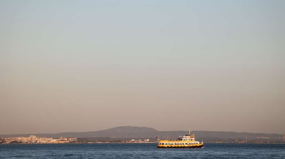 Um cacilheiro passa no rio Tejo, em Lisboa, 07 de agosto de 2024. Barco. Rio Tejo. Transportes. ANTÓNIO PEDRO SANTOS/LUSA