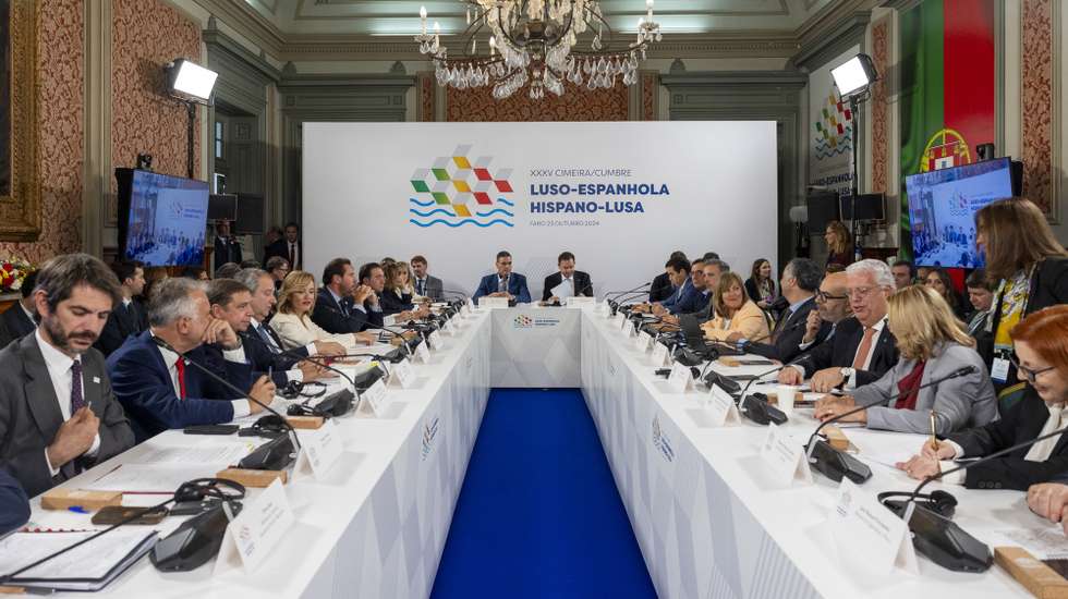 O primeiro-ministro de Portugal, Luís Montenegro (C-D), acompanhado pelo presidente do Governo de Espanha, Pedro Sanchez (C-E), no início da sessão plenária da XXXV Cimeira Luso-Espanhola, no Palácio Fialho, em Faro, 23 de outubro de 2024. (POOL) JOSÉ SENA GOULÃO/LUSA