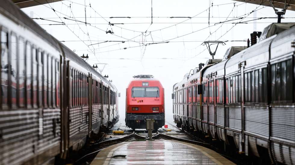 Um comboio na Estação de Santa Apolónia, em Lisboa, 21 de outubro de 2024. A partir desta segunda-feira, entra em vigor o novo passe ferroviário verde, com um custo de 20 euros. Este passe vai cobrir os serviços regionais, inter-regionais e intercidades, mas não inclui os comboios suburbanos. ANTÓNIO PEDRO SANTOS/LUSA