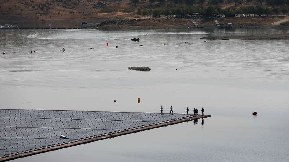 Vista da Central Solar Flutuante de Alqueva, frente ao paredão da barragem com o mesmo nome, que é hoje inaugurada, em Portel, 15 de julho de 2022. A Central Solar Flutuante de Alqueva, “o maior parque solar flutuante” numa albufeira de barragem na Europa, um investimento de seis milhões de euros, é hoje inaugurada pelo primeiro-ministro, António Costa. NUNO VEIGA/LUSA