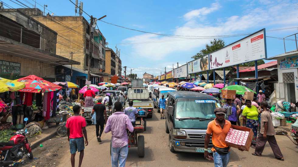 Quotidiano no mercado Xipamanine em Maputo, Moçambique, 30 de outubro de 2024. Num movimento de uma manhã atípica dezenas de pessoas tentam comprar o máximo de alimentos que podem para enfrentar os “sete dias difíceis” que se esperam em Moçambique com a previsão de novas manifestações contra os resultados eleitorais. LUÍSA NHANTUMBO/LUSA