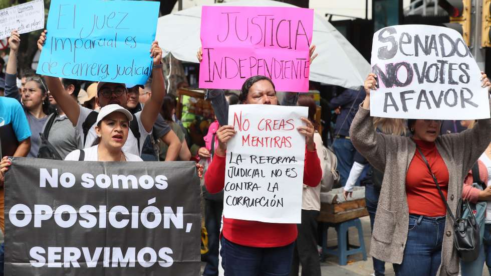 epa11588442 Judicial workers protest in front of the Senate in Mexico City, Mexico,05 September 2024. Demonstrators will maintain a sit-in at Congress to prevent the inauguration of President-elect, Claudia Sheinbaum, on 01 October if the Senate approves the reform to elect judges and the Supreme Court by popular vote.  EPA/MARIO GUZMAN