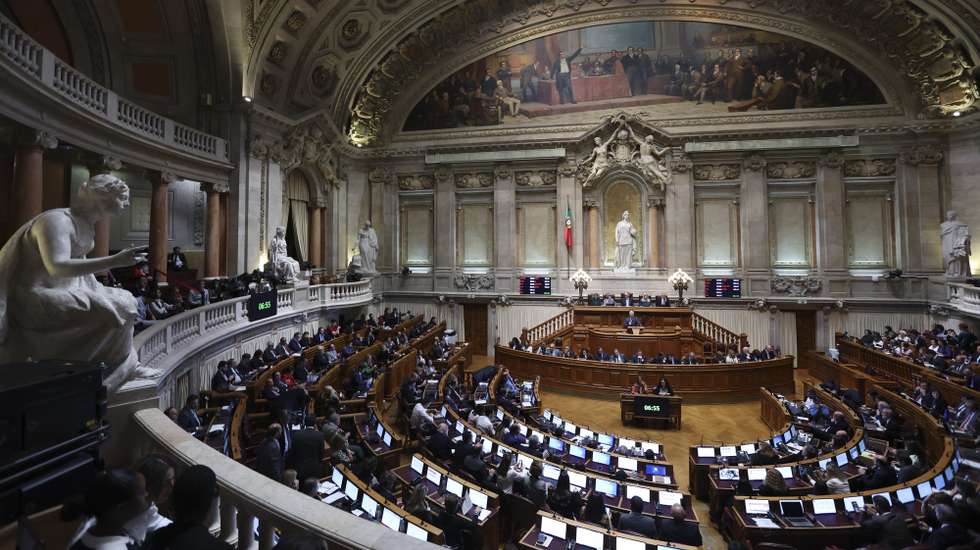 O ministro da Defesa Nacional, Nuno Melo, intervém durante a sessão plenária sobre o Orçamento do Estado para 2025 (OE2025), na Assembleia da República, em Lisboa, 31 de outubro de 2024. ANTÓNIO COTRIM/LUSA
