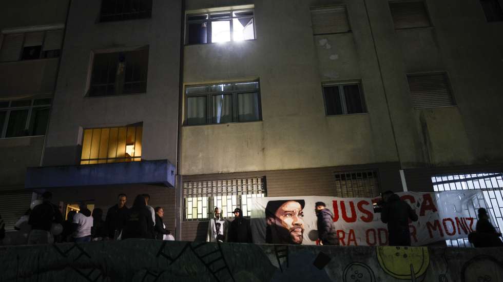 Familiares e amigos de Odair Moniz, cidadão cabo-verdiano baleado por um agente da Polícia de Segurança Pública (PSP) na madrugada de segunda-feira no Bairro da Cova da Moura, prestam a sua homenagem durante uma vigília promovida pelo movimento Vida Justa, uma semana após a sua morte, no Bairro do Zambujal, na Amadora, 28 de outubro de 2024. ANTÓNIO PEDRO SANTOS/LUSA