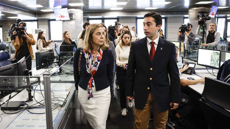 A ministra da Saúde, Ana Paula Martins, ladeada pelo presidente do Instituto Nacional de Emergência Médica (INEM), Sérgio Janeiro, durante uma visita ao INEM, em Lisboa, 12 de novembro de 2024. As falhas no INEM, devido a uma greve dos seus trabalhadores às horas extraordinárias, estão a ser associadas à morte de, pelo menos 10 pessoas, nos últimos dias. ANTÓNIO PEDRO SANTOS/LUSA