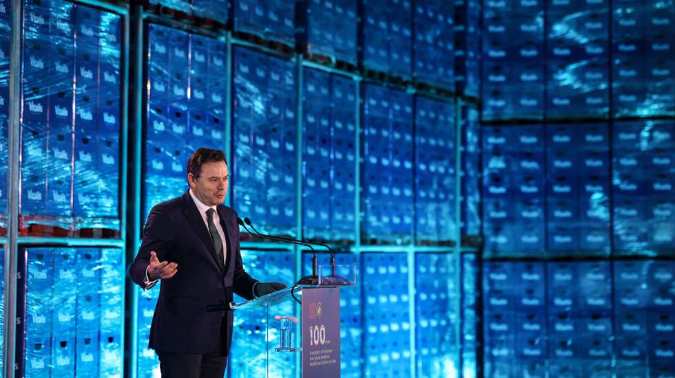 O primeiro-ministro, Luís Montenegro, discursa na sessão comemorativa dos 100 anos da Empresa das Águas Alcalinas Medicinais de Castelo de Vide, 14 de novembro de 2024. NUNO VEIGA/LUSA
