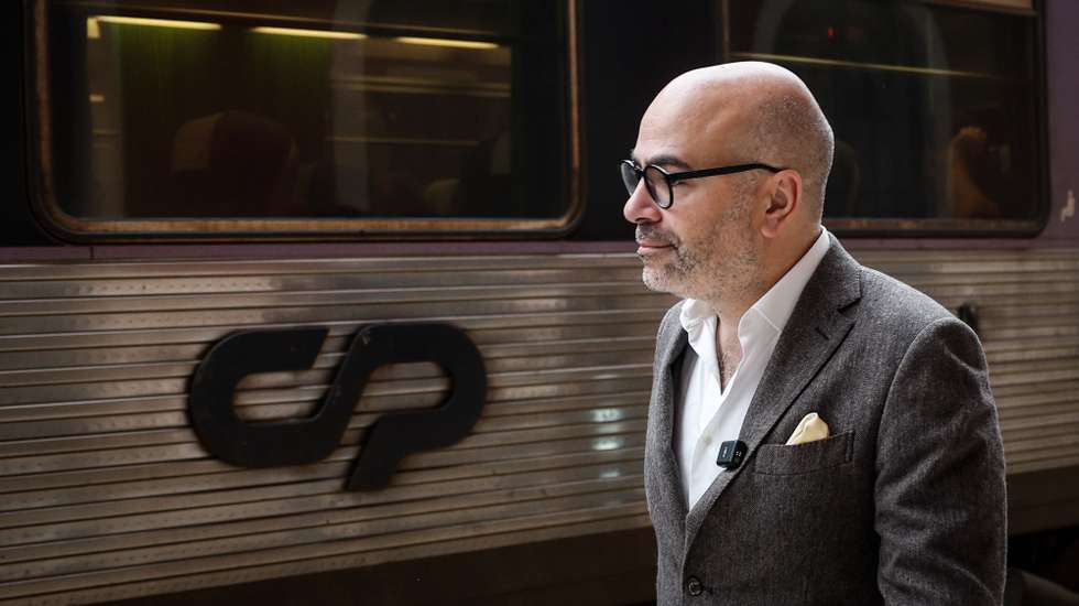 O ministro das Infraestruturas e Habitação, Miguel Pinto Luz, após levantar o Passe Ferroviário Verde na bilheteira da CP e de partida, num comboio Intercidades, entre as estações de Santa Apolónia e Santarém, para assinalar o primeiro dia de entrada em vigor do novo título de transporte, em Lisboa, 21 de outubro de 2024. ANTÓNIO PEDRO SANTOS/LUSA