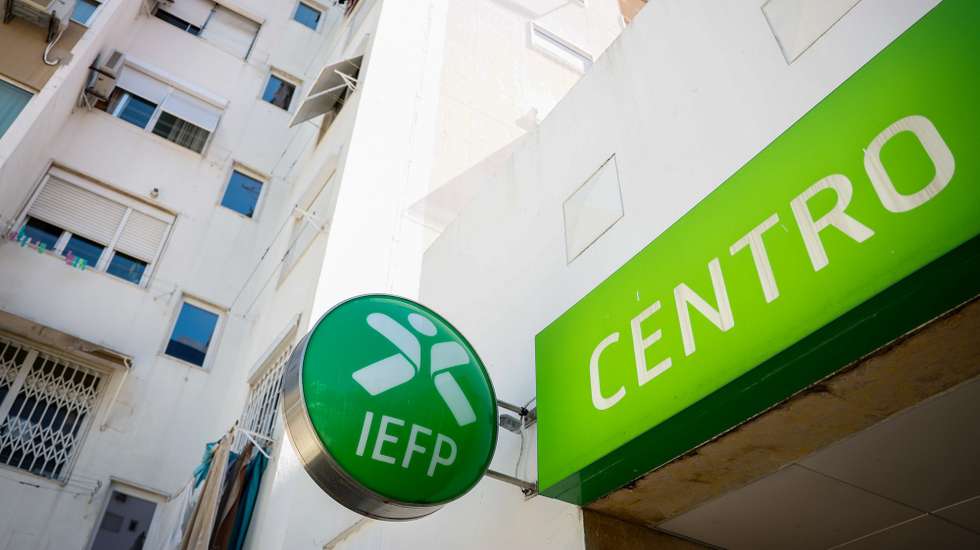 Símbolo do IEFP, no Centro de Emprego da Avenida 5 de Outubro, em Lisboa, 12 de agosto de 2024. Trabalho. Emprego. Desemprego. ANTÓNIO PEDRO SANTOS/LUSA