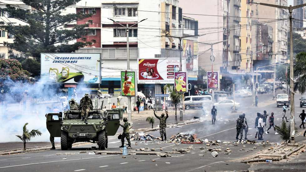 epa11734874 Demonstrators clash with the police as they fire tear gas to disperse supporters of opposition leader Venancio Mondlane protesting against the presidential election results in downtown Maputo, Mozambique, 22 November 2024. Mozambican police used tear gas to disperse hundreds of demonstrators and supporters of former presidential candidate Venancio Mondlane, who is currently in exile, as they were chanting the national anthem on their knees and challenging the results of the disputed general election held in October 2024.  EPA/LUISA NHANTUMBO