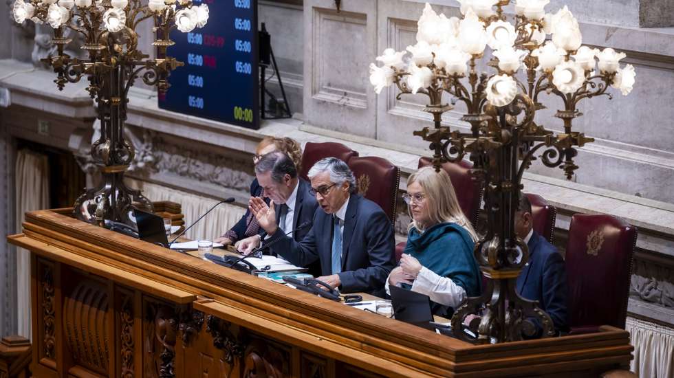 O presidente da Assembleia da República, José Pedro Aguiar Branco, usa da palavra durante a sessão plenária de votação do Orçamento de Estado 2025, 29 de novembro de 2024. A sessão plenária de hoje foi marcada por um protesto, que incluiu a colação de tarjas nas janelas. da Assembleia da República, contra a aprovação ontem no parlamento do fim do corte de 5% nos salários dos titulares de cargos públicos. JOSÉ SENA GOULÃO/LUSA