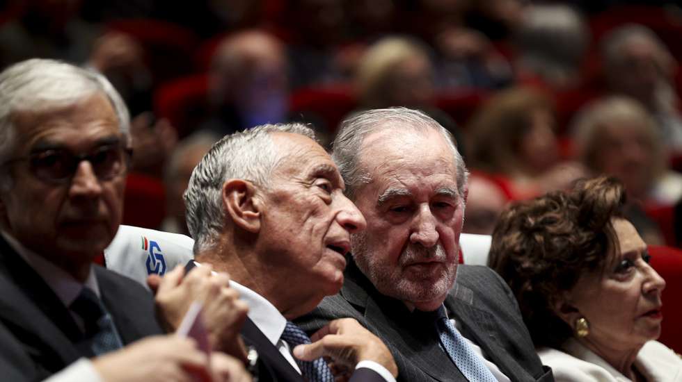 O Presidente da República, Marcelo Rebelo de Sousa (2-E) acompanhado pelo antigo Presidente da República, Ramalho Eanes (2-D), pela sua mulher, Manuela Eanes (D), e pelo presidente da Assembleia da República, José Pedro Aguiar Branco (E), durante o lançamento do livro "Ramalho Eanes - Palavra que Conta" na Culturgest em Lisboa, 29 de novembro de 2024. FILIPE AMORIM/LUSA